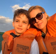 Ana Hickmann posa ao lado do filho e se derrete