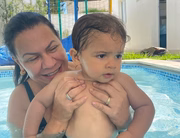 Ruth Menezes segura o filho da cantora, Leo, de 1 ano 