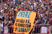 Torcedores levam faixa para André, jogador do Flu convocado