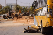 Caminhão atingiu um carro, um ônibus escolar e duas motos