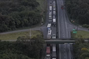 Congestionamento após carreta bater e derrubar uma passarela na Anchieta