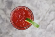 Festeiros e inteligentes, os geminianos preferem o drinque Hibiscus, feito com cachaça, xarope ou chá concentrado de hibisco e limão-siciliano