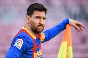 Messi apoiando na bandeirinha do escanteio em jogo do Barcelona