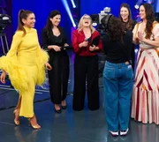 As irmãs Abravanel são clicadas no palco do Programa Silvio Santos