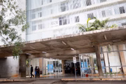 Jovem se encontra na sala vermelha de trauma