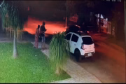 A esposa sai do carro e vê o homem em situação de rua ainda no chão e machucado