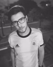 E não é conhecido e possui pouco mais de 1.500 seguidores