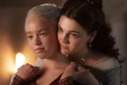Milly Alcock e Emily Carey interpretam a versão jovem de Alicent Hightower e Rhaenyra Targaryen em A Casa do Dragão