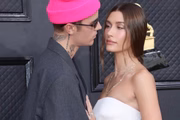 Hailey Bieber, esposa de Justin, é filha de brasileira e tem a palavra "Minas Gerais" tatuada no tornozelo