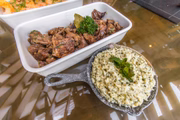 Cordeiro assado servido com arroz cremoso de pesto de hortelã (R$145) – Paleta de cordeiro com especiarias, lentamente assado, servido com arroz cremoso de pesto de hortelã