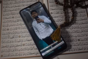 Celular de Osvaldo com foto de seu filho, Edney Cabral, 19, que foi levado para a Turquia, após período de internato na Asham
