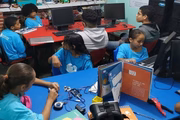 Estudantes do DF aprendem sobre robótica com o auxílio de livros e computadores