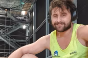Andrew Jury posa na academia