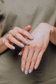 Pessoas com peles sensíveis devem ser críticas e seletivas na hora de comprar produtos de skincare 