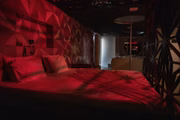 A cama é grande e espaçosa