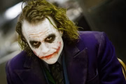 <b>Heath Ledger (2008):</b> Dezenove anos depois de Nicholson eternizar-se no papel do Coringa, Heath Ledger encarou a missão de dar vida ao vilão. Ele acabou superando o “mestre” e se tornou o único ator envolvido num filme baseado em HQs a receber um Oscar. O artista, que morreu em 2008, conseguiu incorporar toda a loucura inerente ao personagem e é considerado a melhor versão do Coringa