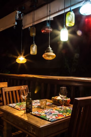 Luminárias de vidro colorido e trabalhado compõem os ambientes interno e externo