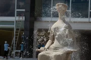 Estátua da Justiça sendo lavada no STF