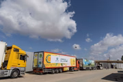 Caminhões de comboio de ajuda aguardam na passagem de fronteira de Rafah a liberação para entrar em Gaza