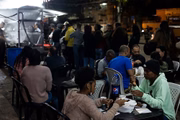 Ao longo da noite, as filas só aumentavam