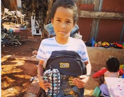 Os estojos são entregues às crianças com outros materiais escolares