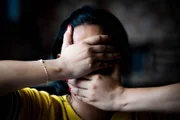 A violência psicológica caracteriza-se por qualquer conduta que cause dano emocional, como chantagem, insulto ou humilhação
