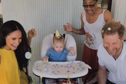 Meghan Markle, Doria Ragland e príncipe Harry celebram 1 aninho de Archie