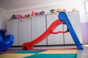O local é equipado com brinquedoteca para os filhos das vítimas