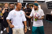 Neymar posou ao lado de Lewis Hamilton