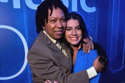 Fernanda Bande chora ao conhecer Djavan: "Faz parte da minha vida"