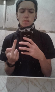 Ele postou fotos com a máscara de caveira usada durante o crime