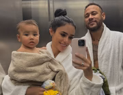 Bruna Biancardi, Neymar e Mavie posam sorridentes no elevador