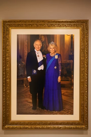 Quadro com imagem do rei Charles e da rainha Camilla
