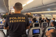 Deportados em avião da FAB, rumo a Belo Horizonte