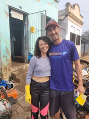 Paula e Lucas atuaram junto como voluntários na limpeza das enchentes
