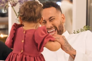 Neymar posa sorridente com Mavie no colo