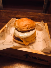 Todos os sanduíches levam hambúrguer angus de 180 gramas