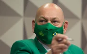 Empresário Luciano Hang concede entrevista antes da CPI da Covid
