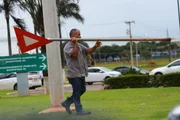 Placas de trânsito acabaram arrancadas dos gramados