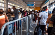 Estação do BRT lotada de passageiros no Rio de Janeiro, uma rotina diária na cidade