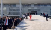Lula e Janja descem a rampa do Palácio do Planalto após a retirada das grades de ferro 