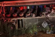 Pelo menos 12 estudantes universitários que estavam dentro o ônibus morreram no acidente