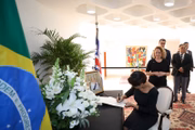 A primeira-dama, Michelle Bolsonaro, também assinou o livro