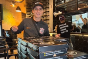 Prior distribui pizzas para moradores de rua 