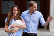 Saída da maternidade de Kate e William com o primogênito, George