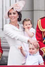 Kate com os filhos, Charlotte e George, na varanda do Palácio de Buckingham