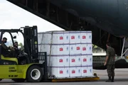Imunizantes são descarregados da aeronave