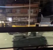 Blindado da polícia na Vila Cruzeiro, na madrugada desta terça-feira (24/5)