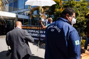 Representantes do sindicato dos bancários e sindicato dos trabalhadores dos Correios fazem protesto na frente do Ministério da Saúde pedindo a vacinação prioritária de seus profissionais. O ministro Queiroga concordou em receber os líderes para uma reunião. Fotos: Arthur Menescal/Especial Metrópoles