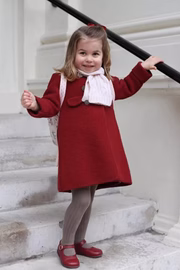 Charlotte toda contente para o primeiro dia de crechê. Clique feito pela mamãe, Kate Middleton